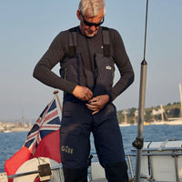 Gill OS26 Offshore buks i sort på model ombord